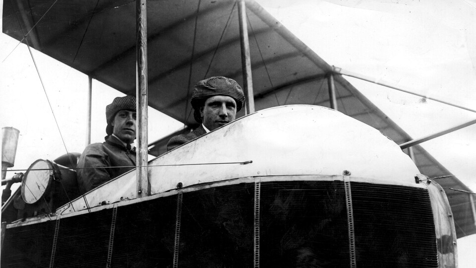 Arthur Whitten Brown et John Alcock aux commandes de l'avion.