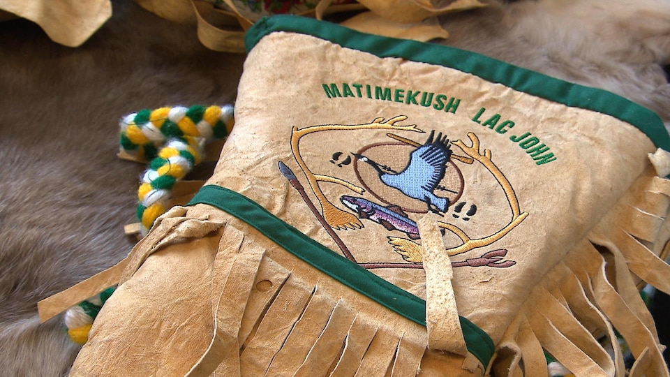 Le nom de la communauté de Matimekush–Lac John est brodé sur un gant en cuir.