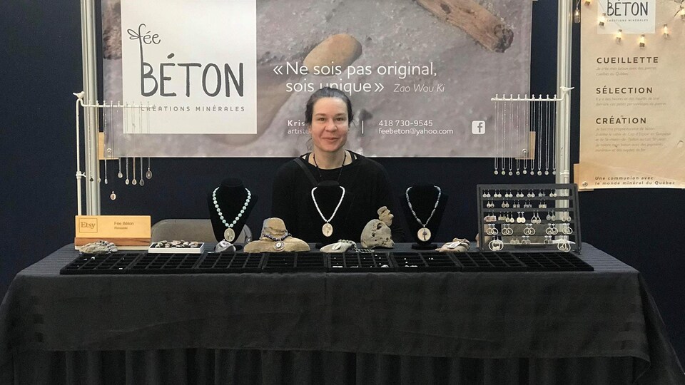 Kristel Côté exposant ses créations