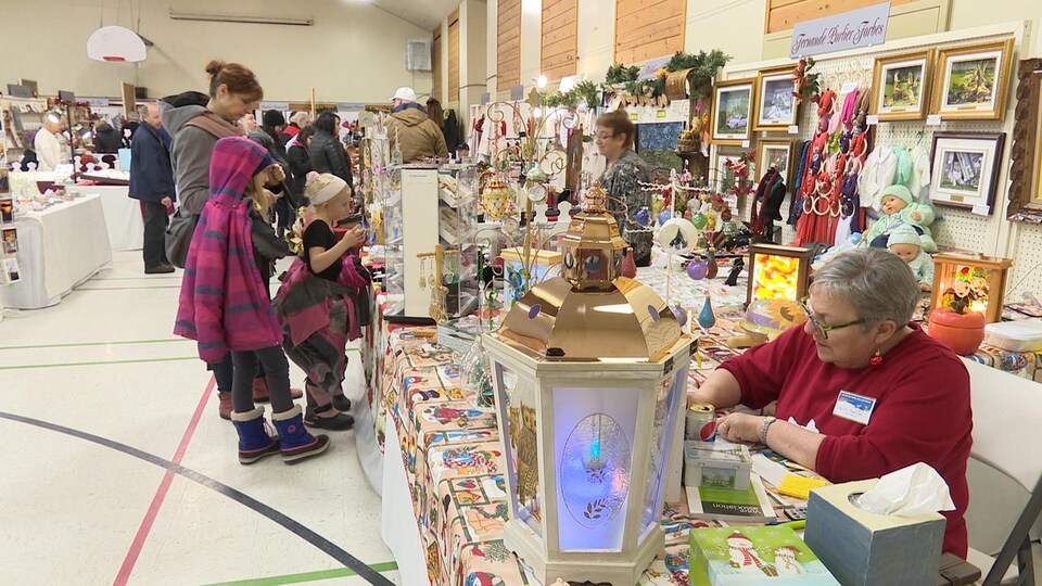 Le public regarde les créations des artisans.
