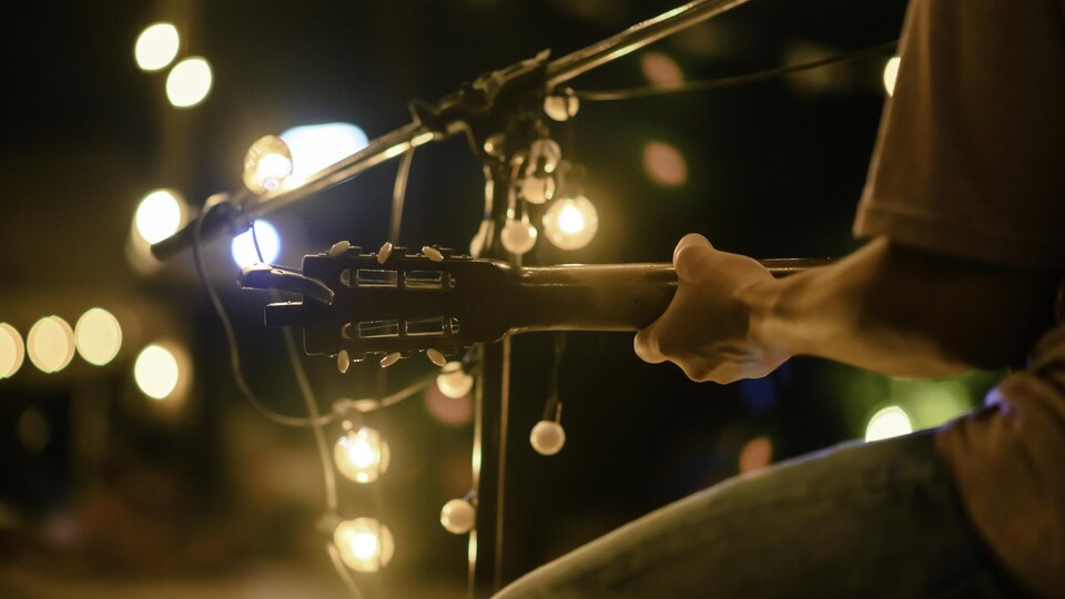 Un homme joue de la guitare.