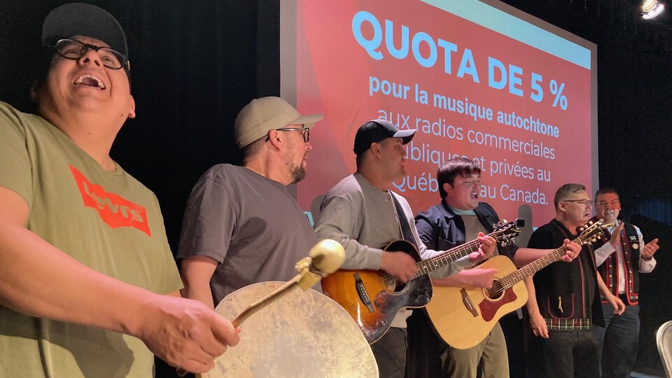Des artistes autochtones donnent un concert improvisé.