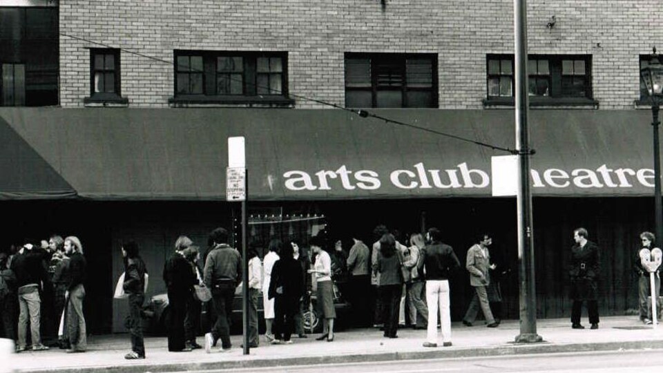 File de spectateurs à l'entrée du théâtre Arts Club de la rue Seymour.