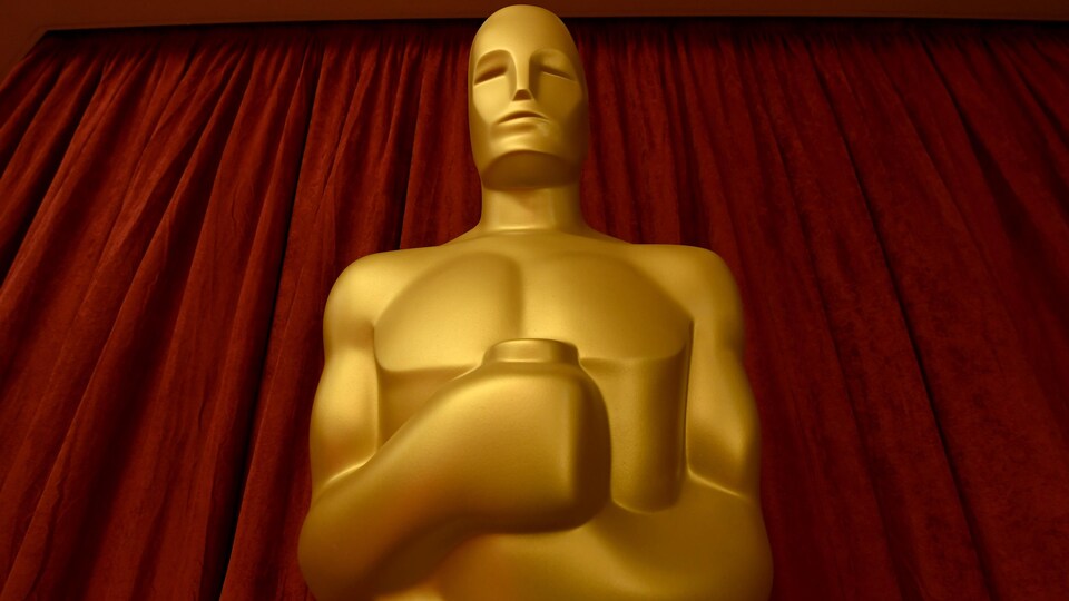 Un format géant de la statuette des Oscars vu en contre-plongée.