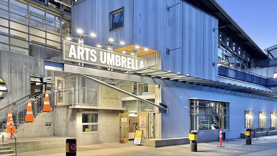 Un bâtiment à l'allure industrielle sur lequel est inscrit en lettres blanches Arts Umbrella.
