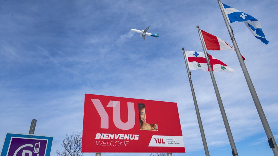 Un avion vole dans le ciel.