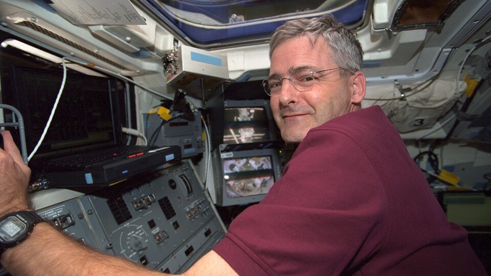 Marc Garneau aux commandes, à bord de la navette Endeavour.