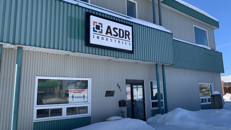 Une pancarte rappelant la distanciation sociale de deux mètres et affichée dans une fenêtre de la bâtisse d'ASDR Industries de Malartic.