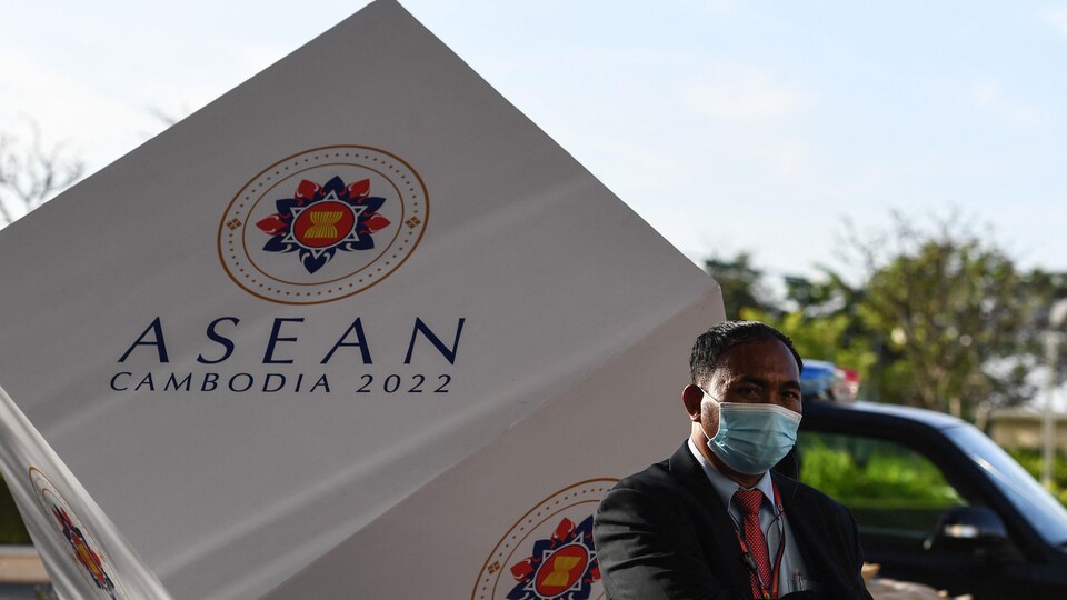 Un responsable de la sécurité regarde avant le sommet de l'ASEAN à Phnom Penh.