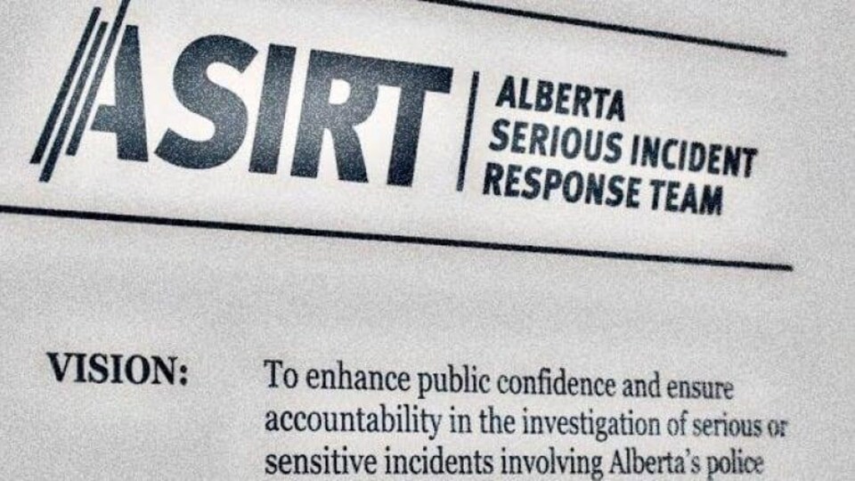 Une affiche du logo de l'Équipe d’intervention de l’Alberta en cas d’incident grave.