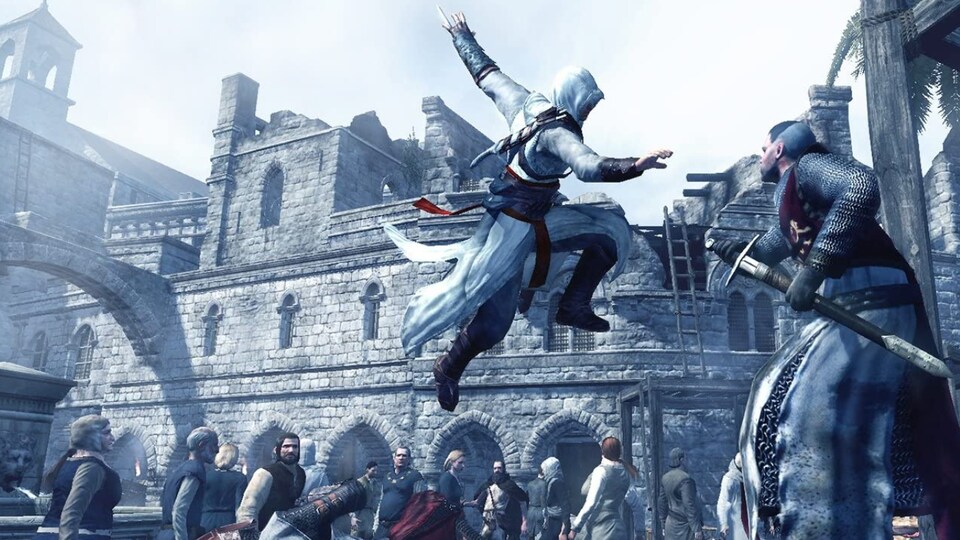 Un personnage de guerrier dans un jeu vidéo en plein saut pour attaquer un autre personnage. 