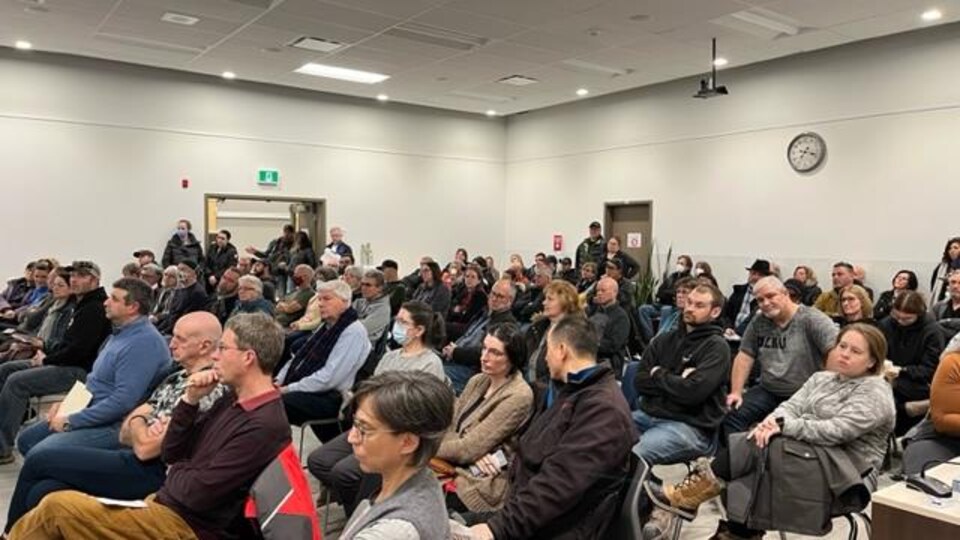 Des résidents de ValdesMonts s’opposent vivement à un projet de parc