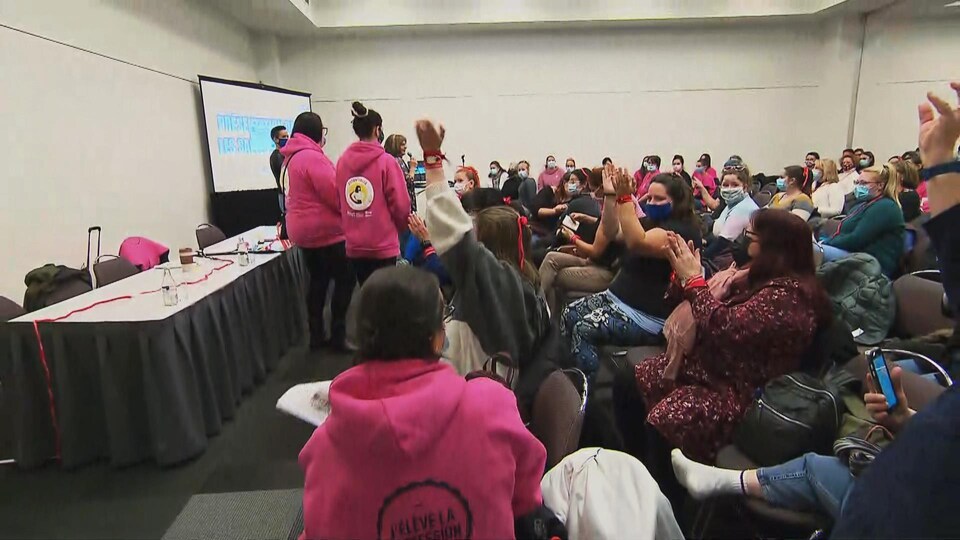 Des travailleuses de CPE réunies dans une salle du Centre des congrès de Québec.