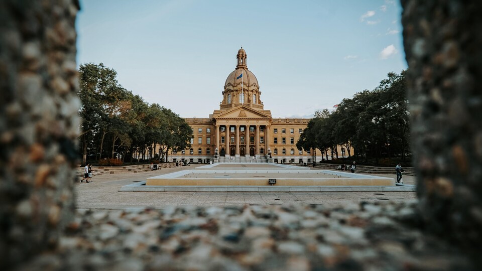 Une vue extérieure de l'Assemblée législative de l'Alberta.