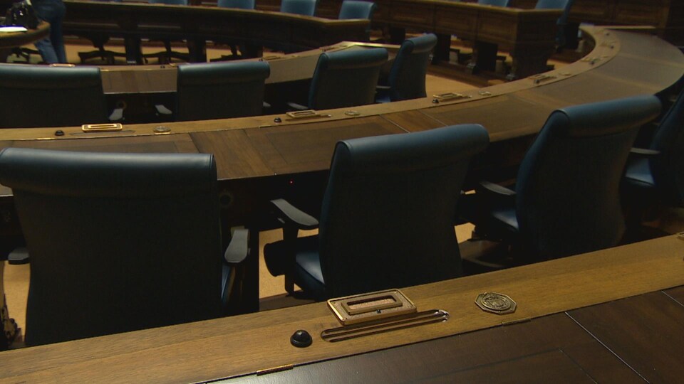 Une rangée de sièges à l'Assemblée législative du Manitoba.