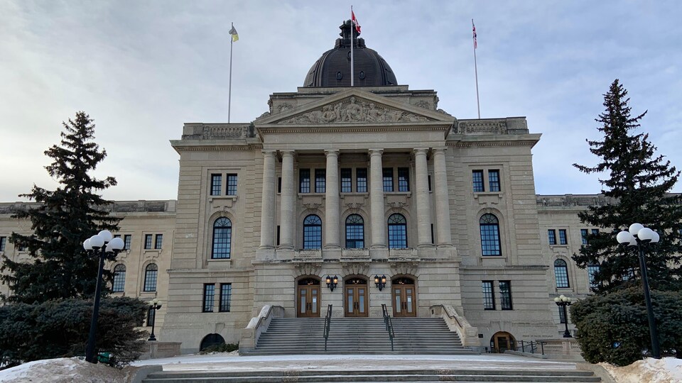 À Regina, l'extérieur de l'assemblée législative de la Saskatchewan sous un ciel partiellement nuageux