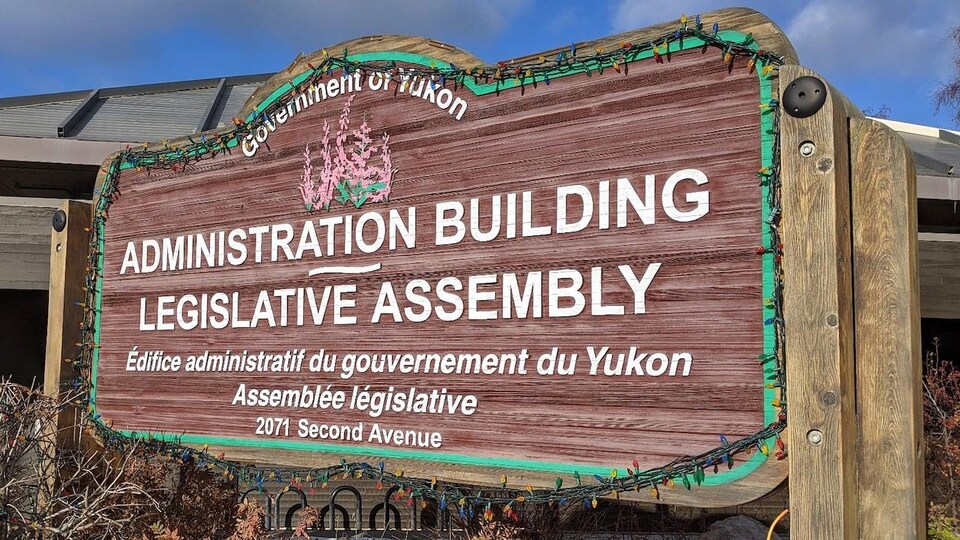 Le panneau extérieur de l'Assemblée législative du Yukon.