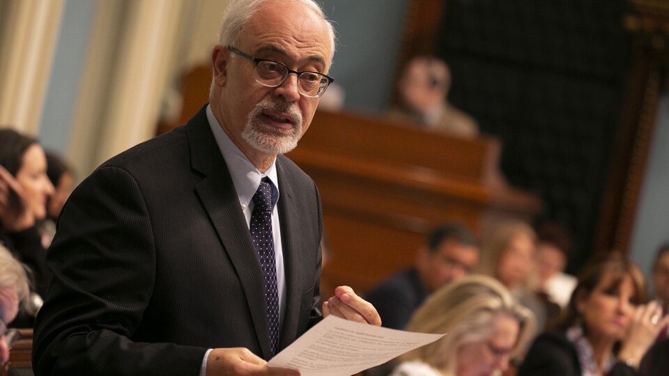 Le député debout en Chambre.