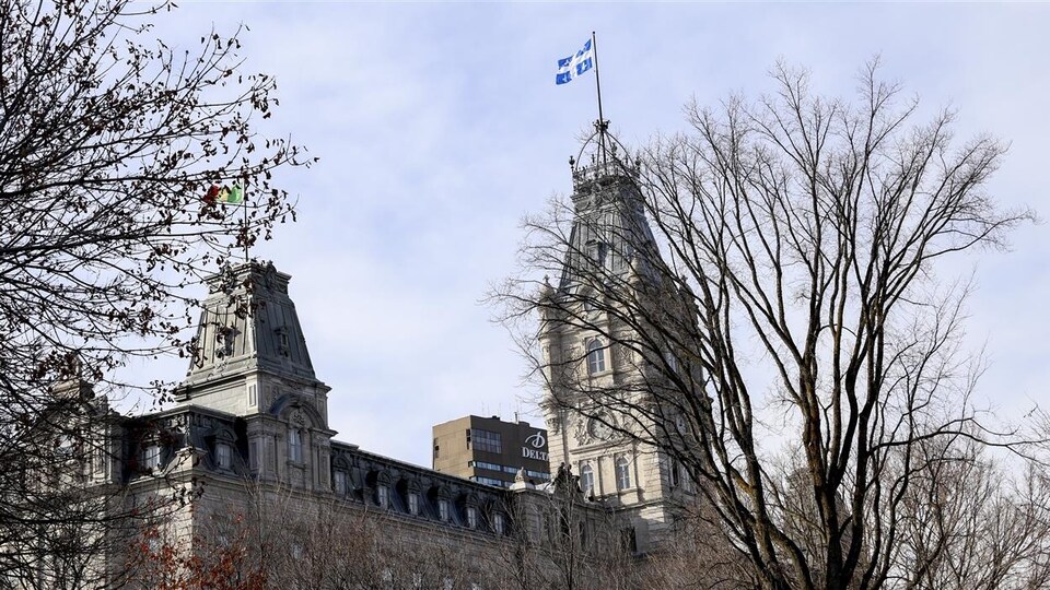 L'édifice du Parlement, siège de l'Assemblée nationale du Québec, dans un décor d'automne