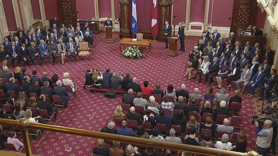 L'assermentation des 74 députés de la CAQ a eu lieu dans le Salon rouge de l'Assemblée nationale.