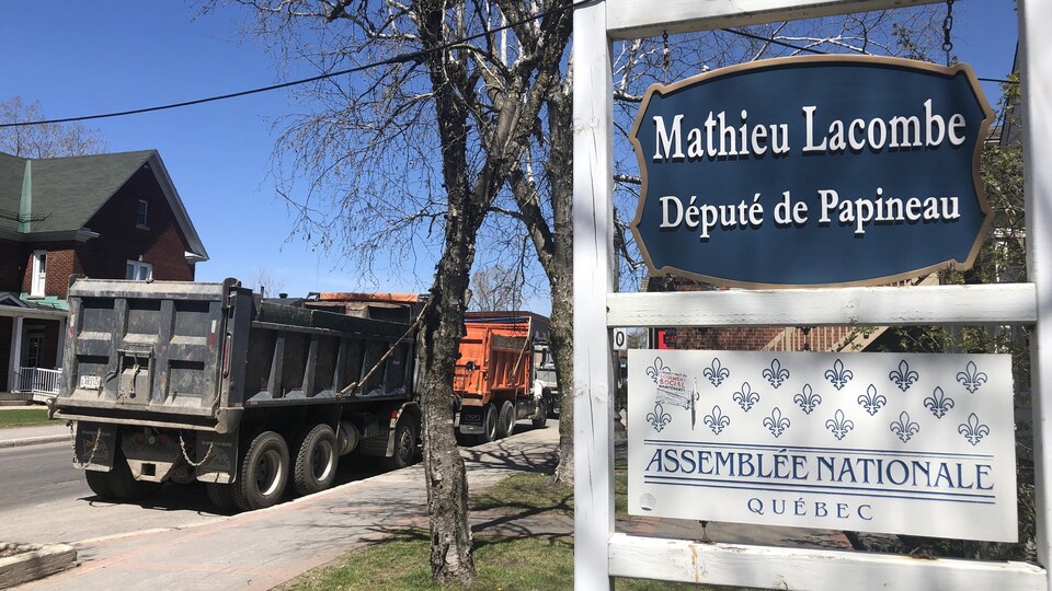 Des camions devant le bureau du député de Papineau Mathieu Lacombe.