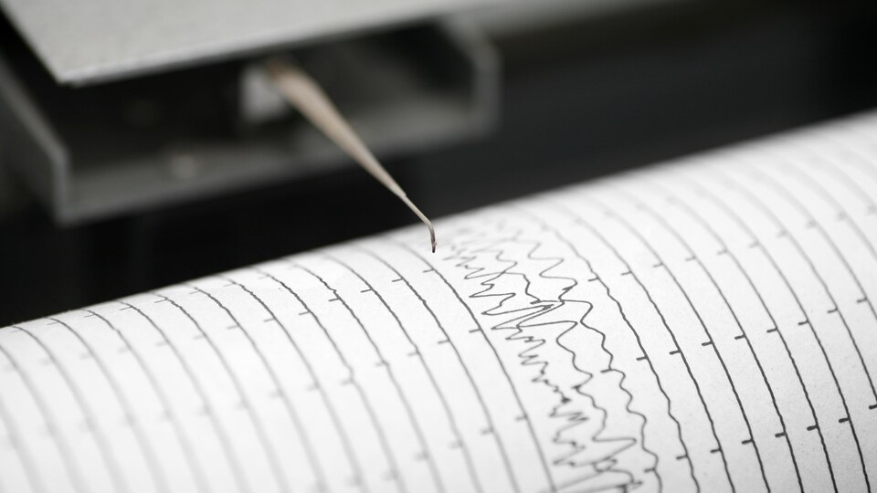 Un sismomètre mesure l'effet d'un séisme sur une feuille de papier.