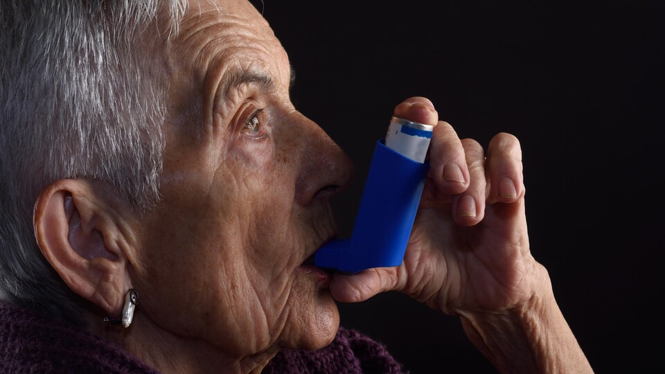 L’asthme allergique est deux fois plus fréquent chez les femmes, qui développent des formes plus sévères de la maladie.