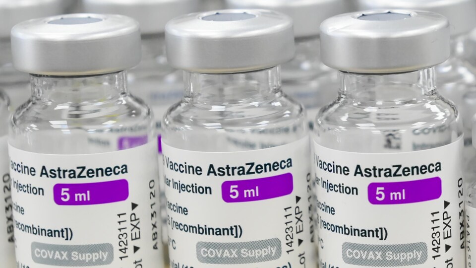 Des dizaines de fioles contenant des doses du vaccin d'AstraZeneca contre la COVID-19.
