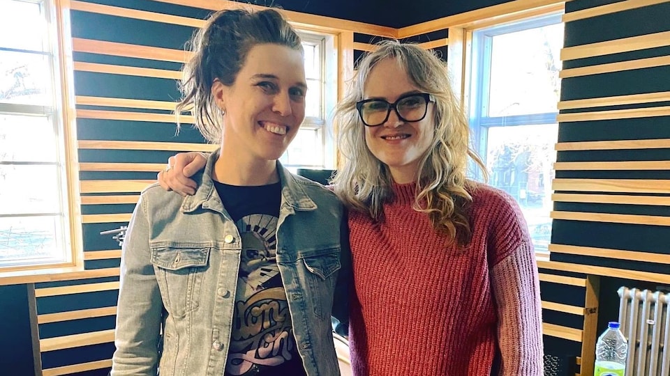 Véronique Gagné pose avec Mara Tremblay dans un studio.
