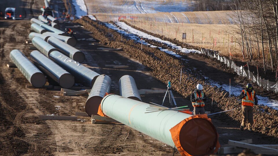Un champ de construction pour l'installation d'un pipeline.