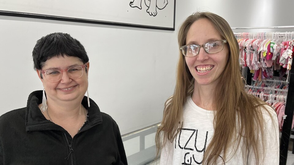 Deux femmes posent devant l'objectif. 