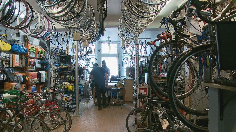 Un travailleur à l'oeuvre dans un atelier de réparation de vélos