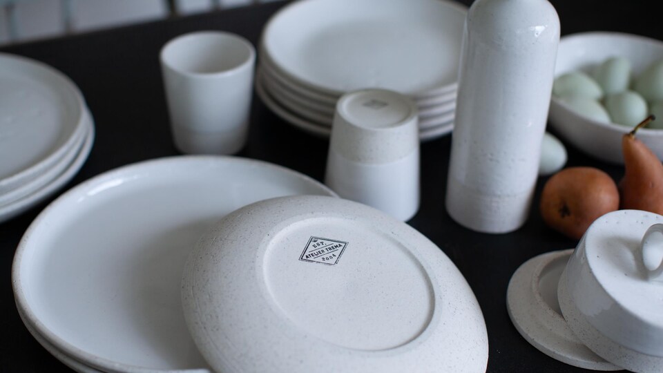 Des couverts sur une table