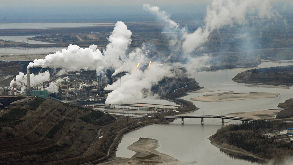 Une des installations de Suncor le long de la rivière Athabasca, près de Fort McMurray et Fort McKay