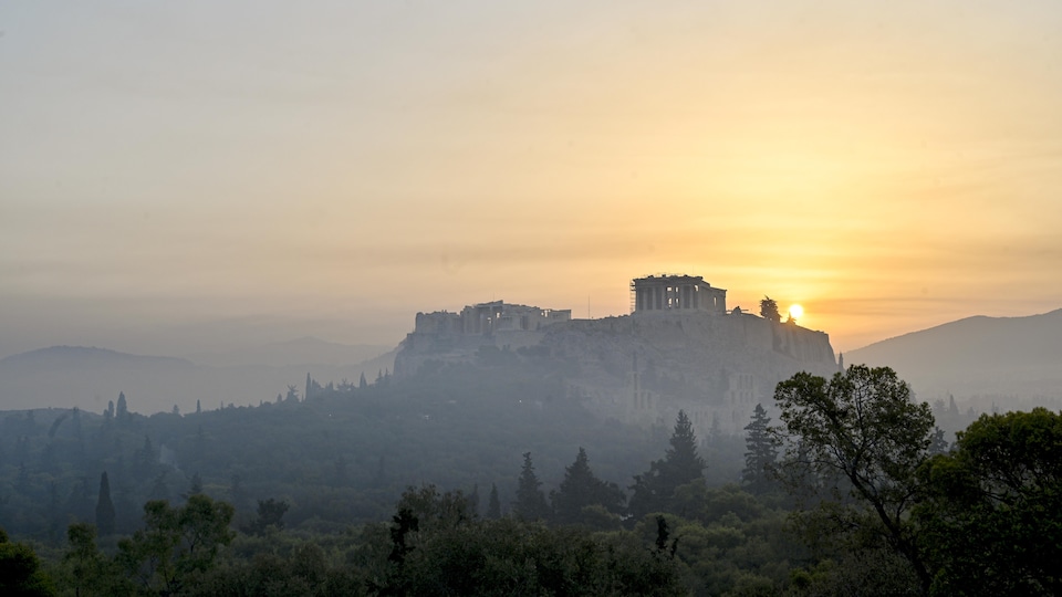 El Partenón de la Acrópolis en un humeante amanecer.