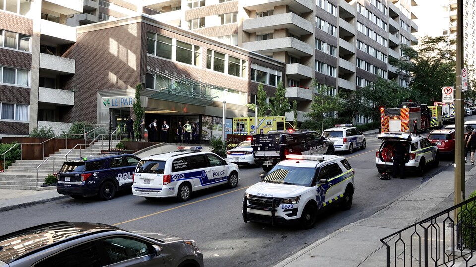 Plusieurs autopatrouilles du Service de police de la Ville de Montréal dans un quartier du centre-ville.