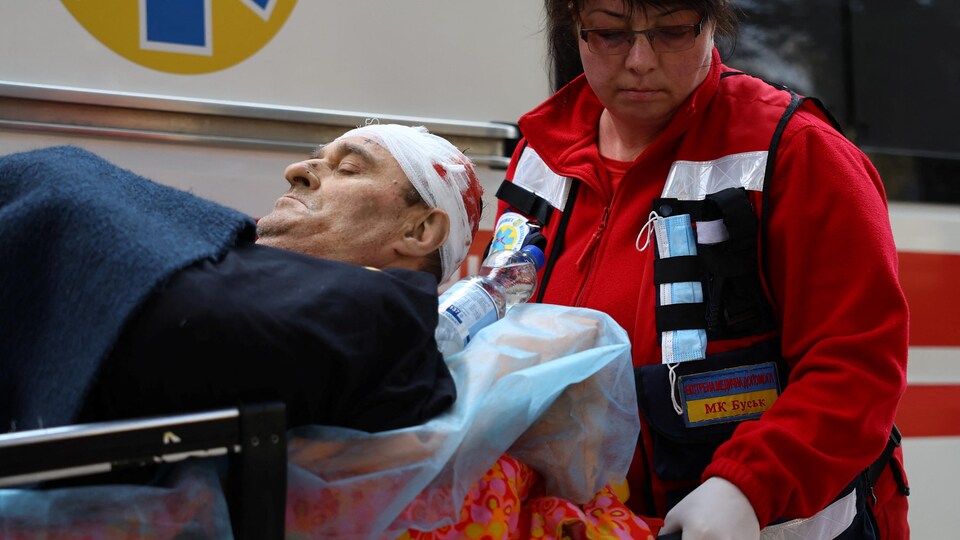 Un homme blessé sur une civière.