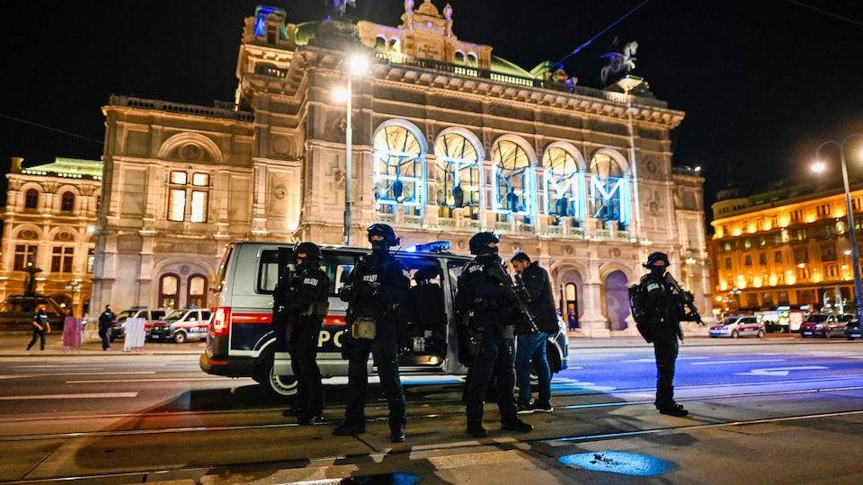 Des membres des forces de l'ordre montent la garde devant l'opéra.