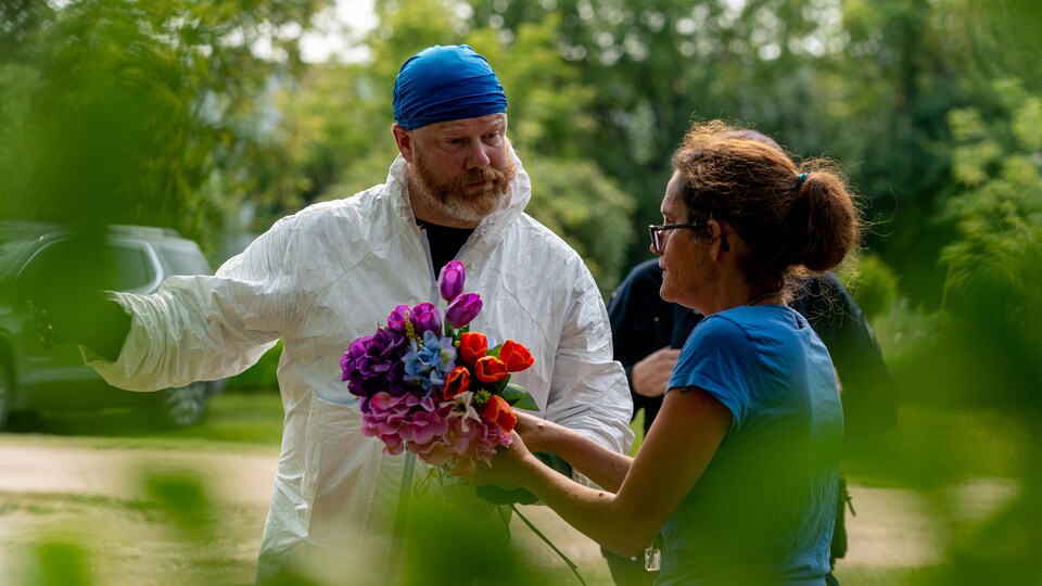 Le 5 septembre 2022, Ruby Works apporte des fleurs devant la résidence d'une victime du village de Weldon ayant perdu la vie lors des attaques au couteau dans la Nation crie James Smith et le village de Weldon, en Saskatchewan.