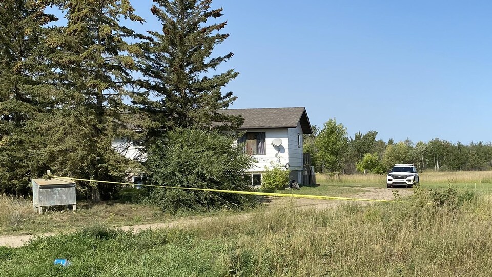 Une maison avec une voiture de police après les attaques au couteau dans la Nation crie James Smith, en Saskatchewan, le 4 septembre 2022.