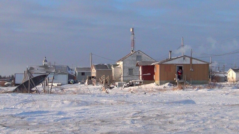 Des maisons sur une réserve autochtone en hiver