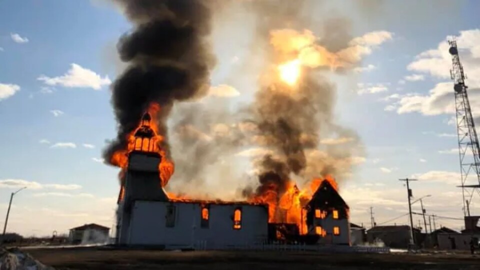 Une église qui brûle.