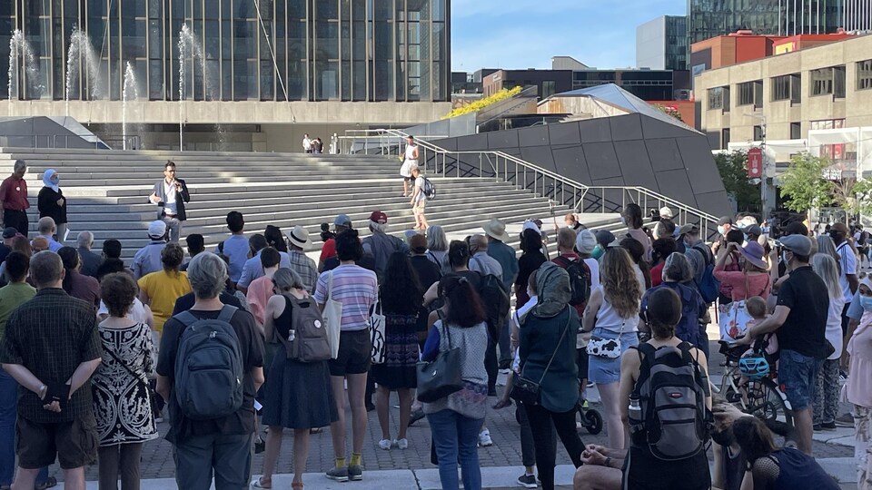 Un rassemblement à la Place des Arts.