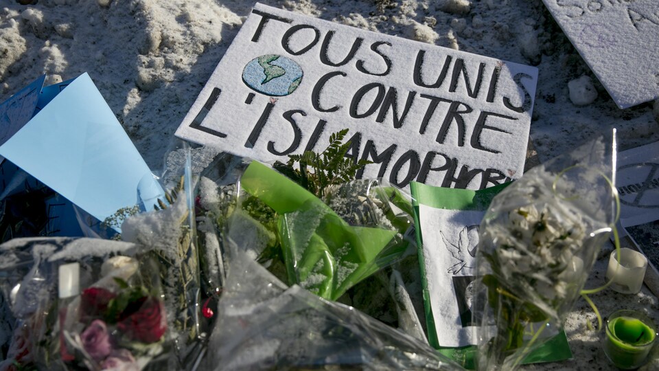 Un message contre l'islamophobie déposé au lendemain de l'attentat de Québec.