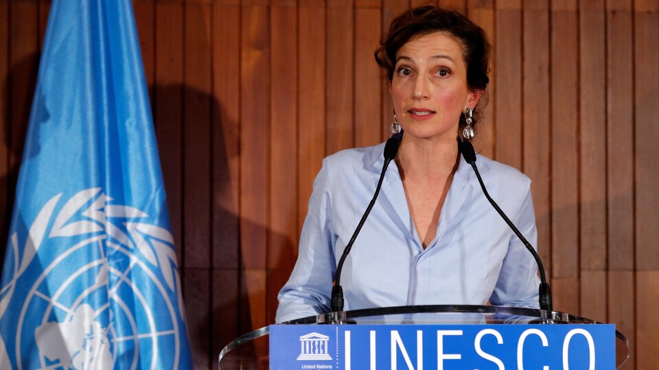 Audrey Azoulay parle aux médias au siège social de l'organisation, à Paris.