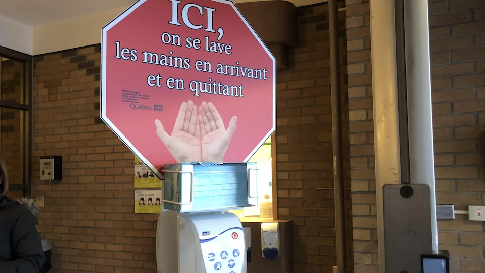 Une pancarte incitant les patients à se laver les mains.