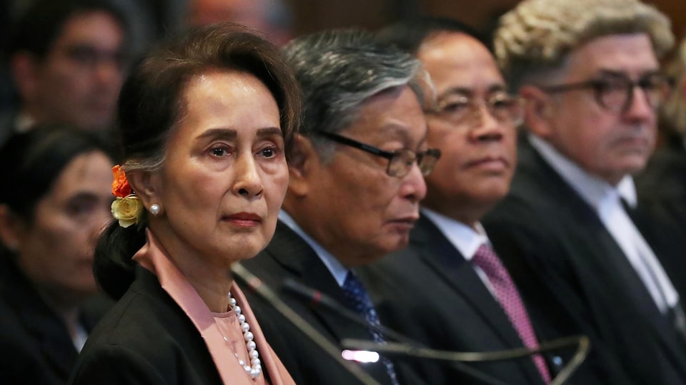 Aung San Suu Kyi, dans une salle, ne manifeste aucune émotion.