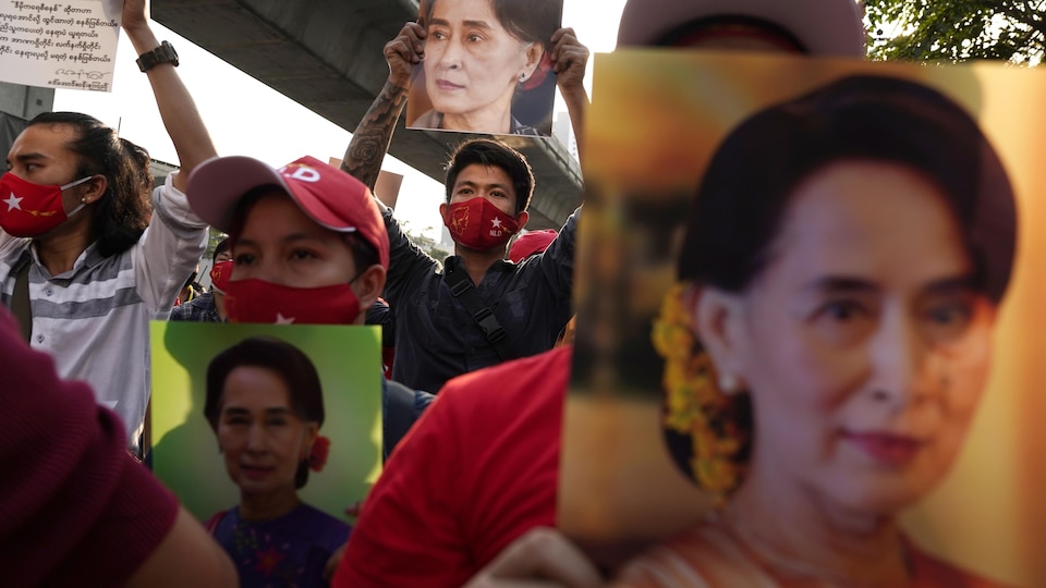Manifestation à Bangkok en Thaïlande devant l'ambassade du Myanmar après la prise du pouvoir par l'armée, le 1er février 2021.