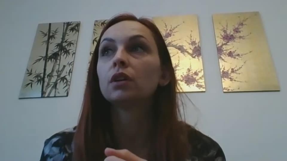 Une femme dans son salon.