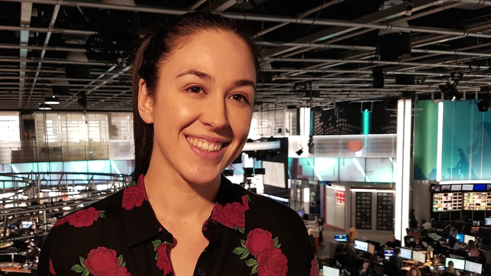 Plan rapproché d'Aurélie Lanctôt, qui sourit.